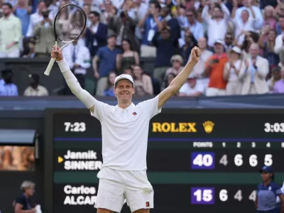 Jannik Sinner of Italy celebrates after winning the men's singles final match against Carlos Alcaraz of Spain at the Wimbledon Tennis Championships in London, Sunday, July 13, 2025.(AP Photo/Kirsty Wigglesworth) / Foto: Kirsty Wigglesworth