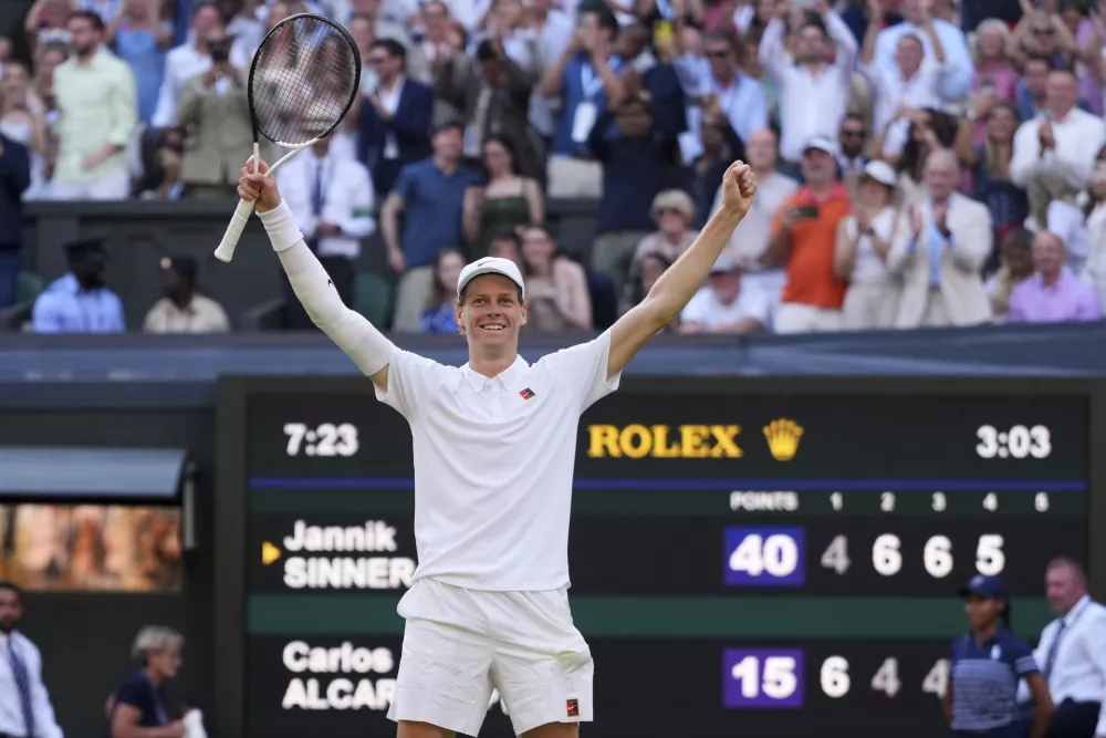 Jannik Sinner of Italy celebrates after winning the men's singles final match against Carlos Alcaraz of Spain at the Wimbledon Tennis Championships in London, Sunday, July 13, 2025.(AP Photo/Kirsty Wigglesworth) / Foto: Kirsty Wigglesworth
