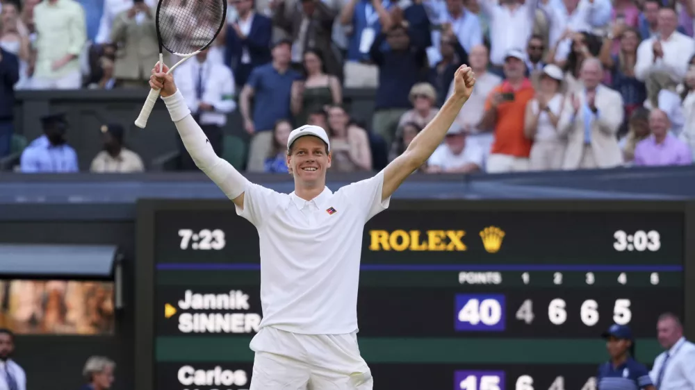 Jannik Sinner of Italy celebrates after winning the men's singles final match against Carlos Alcaraz of Spain at the Wimbledon Tennis Championships in London, Sunday, July 13, 2025.(AP Photo/Kirsty Wigglesworth) / Foto: Kirsty Wigglesworth