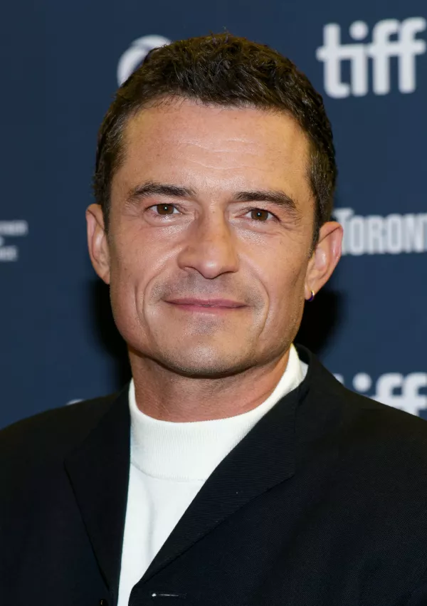 Orlando Bloom si je očistil kri, zdaj mu skeptiki &scaron;aljivo predlagajo, naj si očisti &scaron;e popek. / Foto: Kevin Payravi