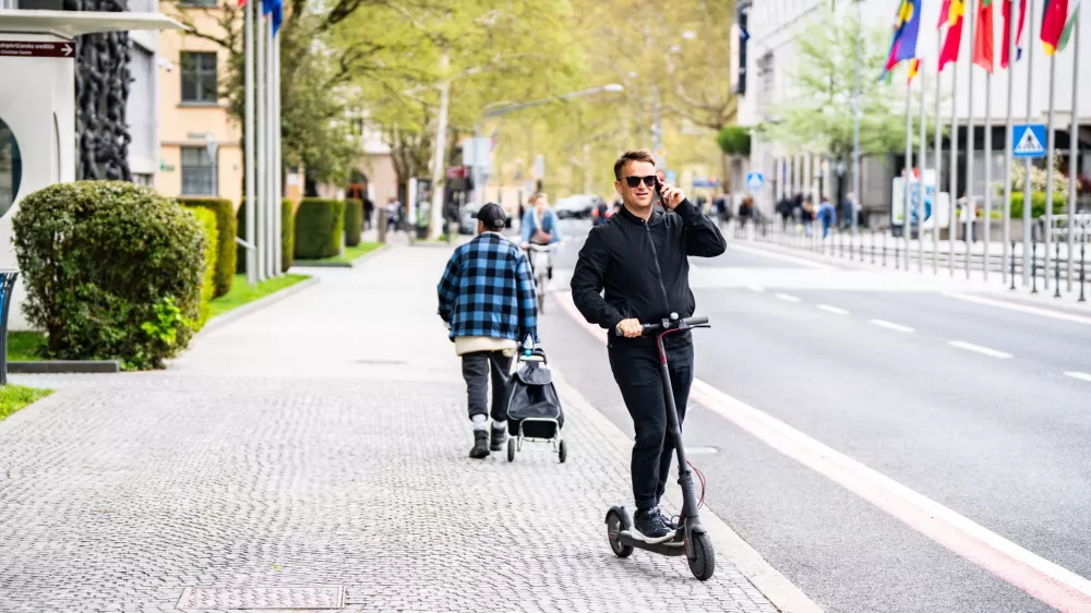 Električni skiro, prekr&scaron;ek / Foto: Avp