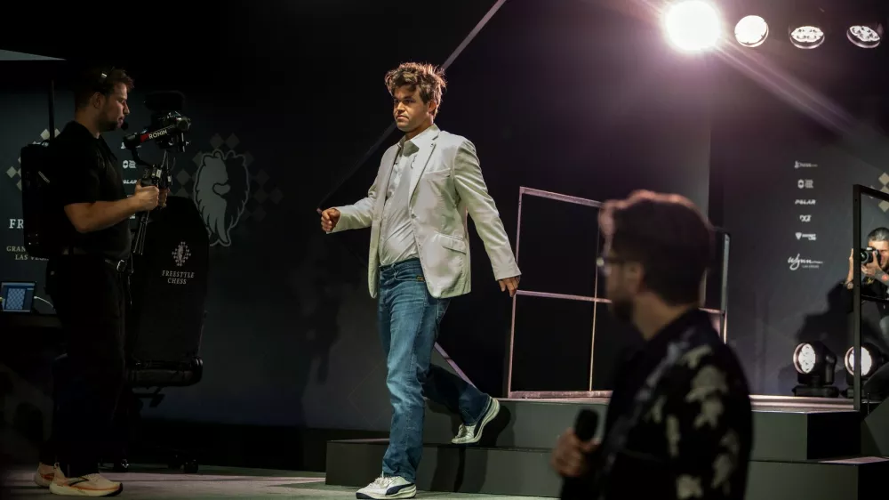 July 16,, 2025 - Las Vegas, Nevada, USA - MAGNUS CARLSEN takes the stage for the start of play at the $750,000 Freestyle Chess Grand Slam event at the Wynn Las Vegas.,Image: 1022644921, License: Rights-managed, Restrictions:, Model Release: no / Foto: Brian Cahn Via Profimedia