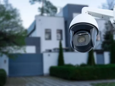 Kamera pred vrati: ko za&scaron;čita lastnine postane nezakonito snemanje sosedov