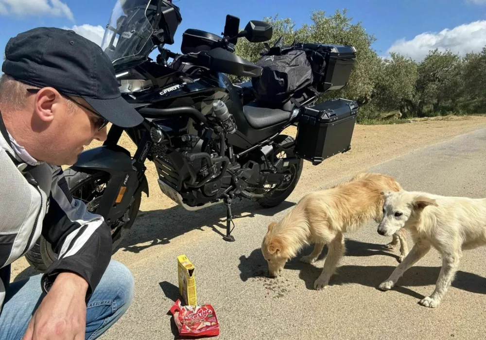 Znani slovenski glasbenik za abrahama na motorju prevozil 6500 kilometrov