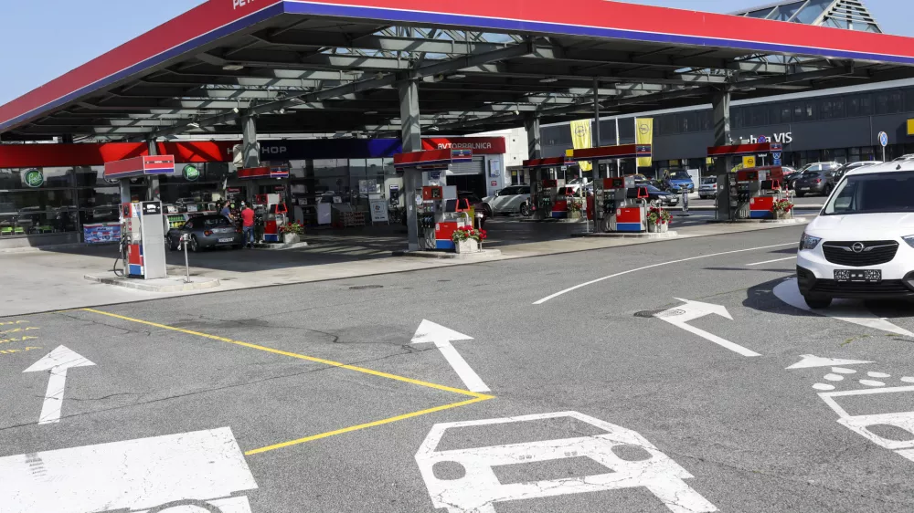 - 01.10.2020 &ndash; Bencinski servis Petrol Celov&scaron;ka cesta - prosto določanje cen naftnih derivatov od 1.oktobra 2020 - bencinska črpalka - cene goriv  //FOTO: Jaka Gasar