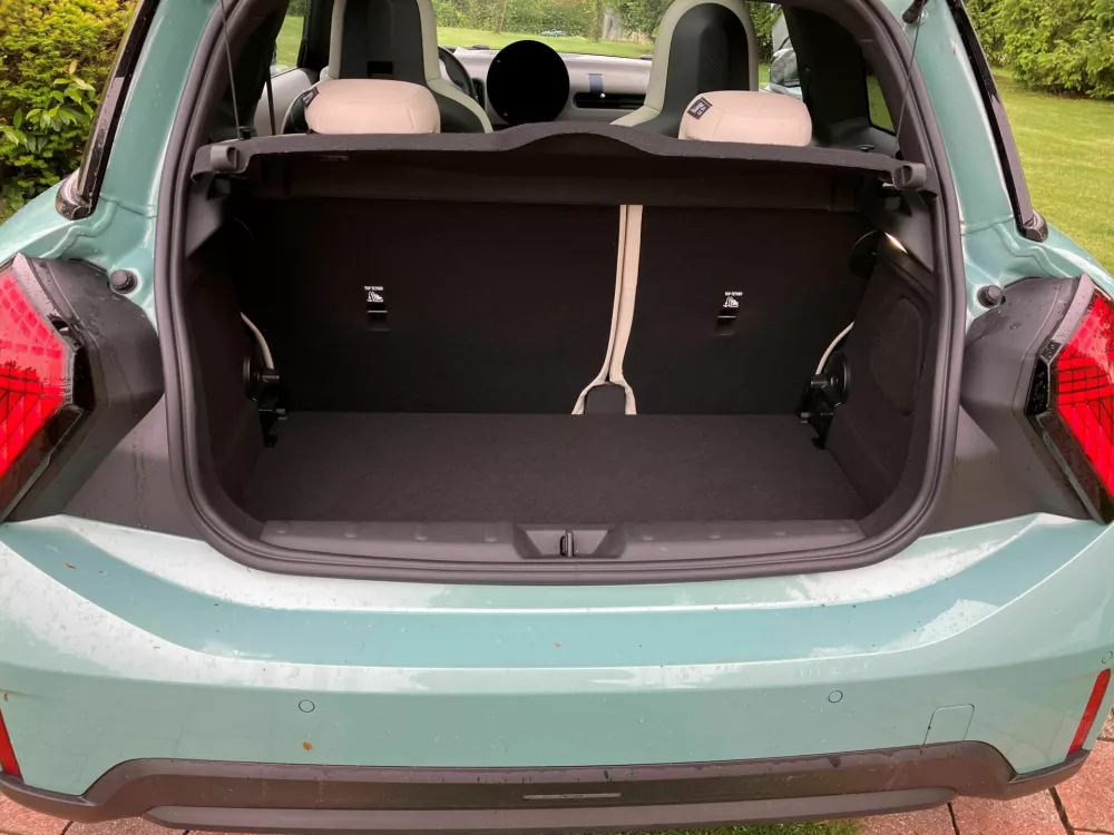 Mini cooper S 3v: S palcem, obrnjenim navzgor