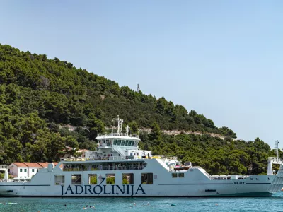  Ker so se usidrali sredi plovne poti so za pol ure blokirali trajekt Jadrolinije. Foto: iStock 