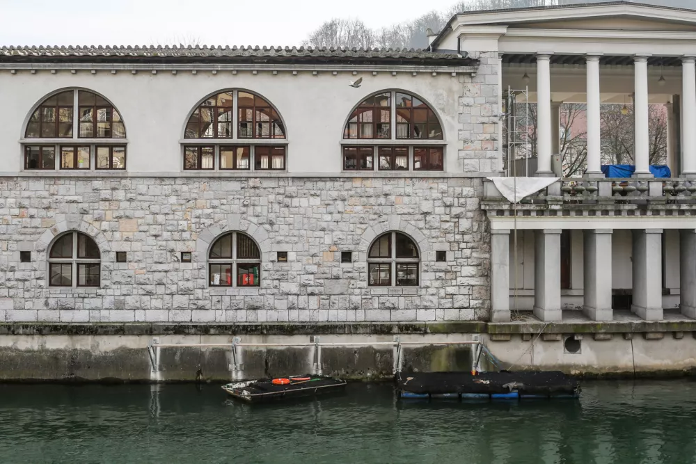 - 20.02.2019 - Plečnikova tržnica - prenova arkad - pripravljala dela za obnovo ostre&scaron;ja in zamenjavo stre&scaron;ne kritine na območju arkade 4 in lože 2 //FOTO: Bojan Velikonja