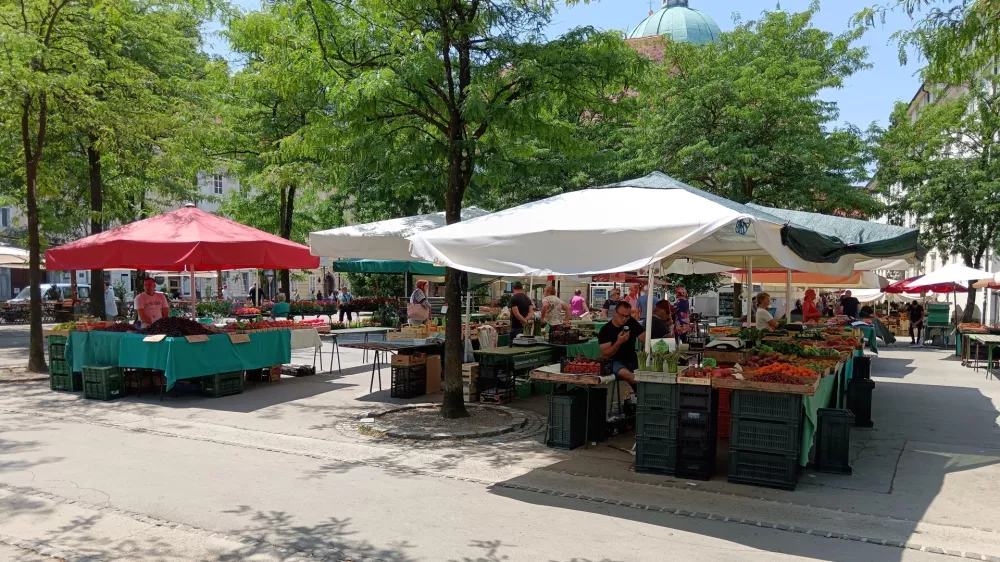 Če&scaron;nje, ljubljanska tržnica, sadje, branjevec, branjevka.