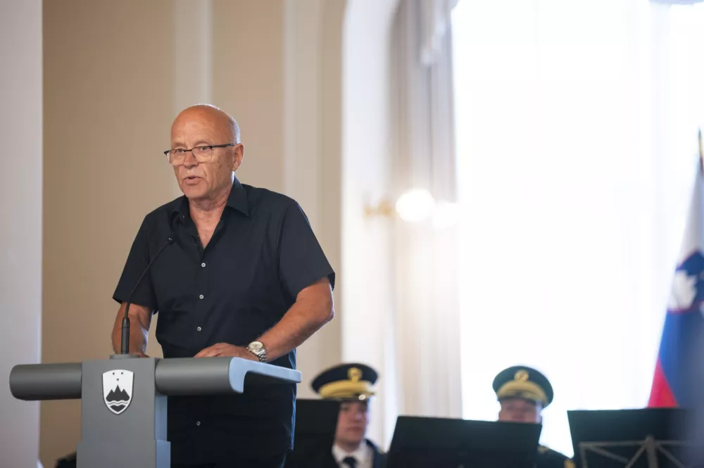 Ljubljana, predsedniska palaca.Sprejem za svojce padlih pripadnikov Teritorialne obrambe, ministrstva za notranje zadeve in civilnih zrtev ter ranjenih v vojni za Slovenijo pri predsednici republike Natasi Pirc Musar.Prvi ranjenec v aktivnostih za samostojno in neodvisno Slovenijo Boris Fras.