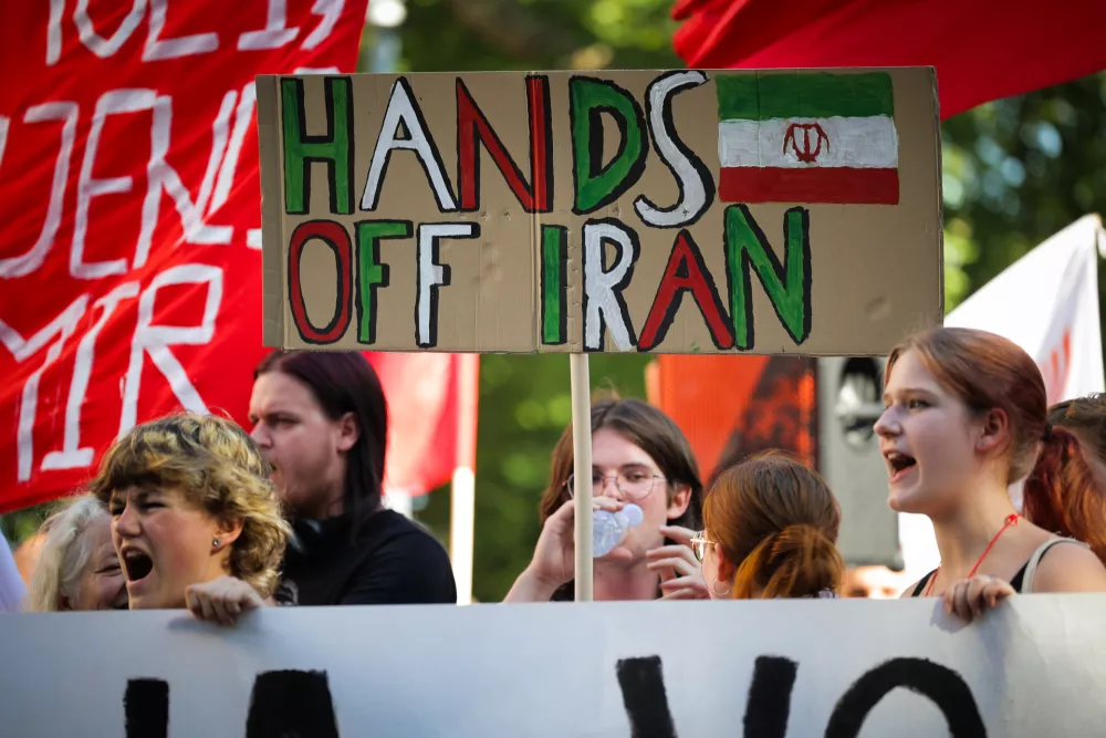Ljubljana.Protestni shod proti oborozevanju, vojni in zvezi Nato pod geslom Ljudska fronta - vojni kontra!