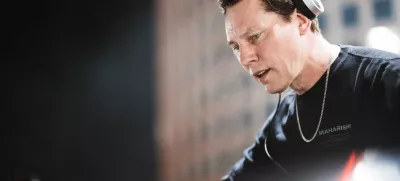 tiesto dughuaigia giuzaiug aizg iuaz giuaz iudz i