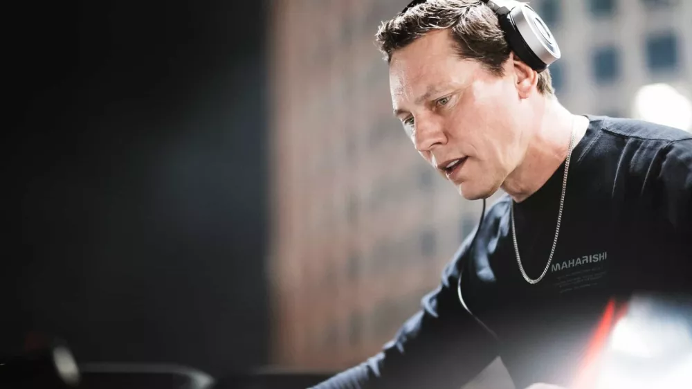 tiesto dughuaigia giuzaiug aizg iuaz giuaz iudz i