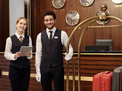 Mladi, ki se odločijo za počitni&scaron;ko delo, največkrat cenijo pozitivno in podporno delovno okolje, možnost timskega dela. F iStock