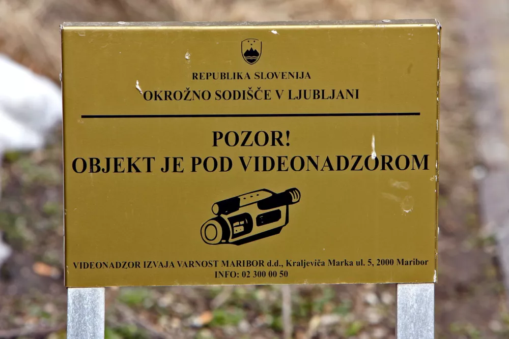 Vrhovno - Okrožno sodi&scaron;če - opozorilna tabla - videonadzor - varovanje -simbolična fotografija 2013 - pravosodje - pravo - pravičnost - pravica - pravni sistem - tožilstvo - sodna oblast - sodi&scaron;ča - //FOTO: Tomaž Skale / Foto: Tomaž Skale