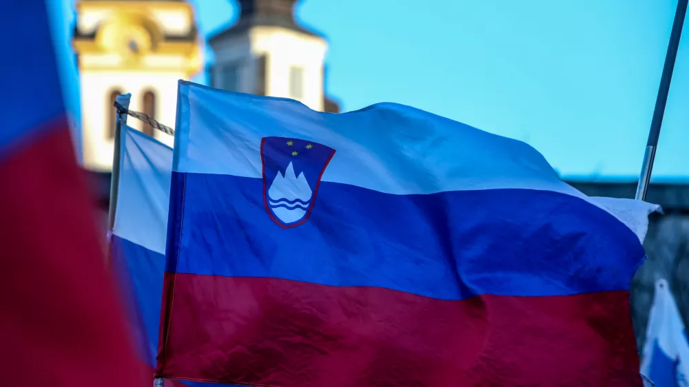 -Slovenska zastava, cerkveni stolp, ločitev cerkve od države, katoli&scaron;ka cerkev, - 19.02.2025. 17. protest kvazi upokojencev in zavoda, ali karkoli že 1. oktober proti vladi Roberta Goloba pod vodstvom kriminalca Pavla Ruparja.//FOTO: Bojan Velikonja