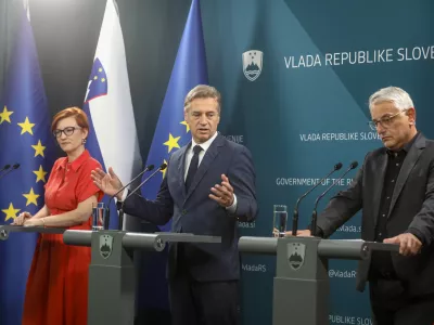 ministrica za kulturo dr. Asta Vrečko, predsednik vlade dr. Robert Golob, minister za gospodarstvo, turizem in &scaron;port Matjaž Han.28.05.2025 - Novinarska konferenca ob tretji obletnici dela aktualne vlade&nbsp;Foto: Luka Cjuha&nbsp;