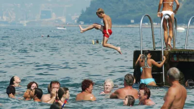 Izola - Izolska plaža -kopalci - kopanje - ,  // FOTO: Jaka AdamičOPOMBA: ZA OBJAVO V ČASOPISU DNEVNIK