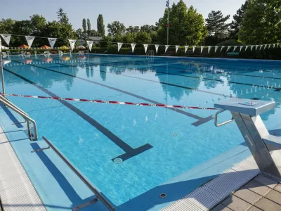 Na sn&iacute;mke je k&uacute;palisko Vada&scaron; v &Scaron;t&uacute;rove. K&uacute;palisko je otvoren&eacute; len pre ubytovan&yacute;ch host&iacute;, pokiaľ hygienici nerozhodn&uacute; inak. Vo vode na k&uacute;palisku na&scaron;li viacer&eacute; am&eacute;by.,Image: 1013684494, License: Rights-managed, Restrictions:, Model Release: noFoto: Profimedia