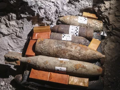 - mine - topovska granata - razstrelivo - neeksplodirana ubojna sredstva - - 12.12.2015 - iskalna akcija in uničenje neeksplodiranih ubojnih sredstev, Ren&scaron;ki vrh nad Novo Gorico  ///FOTO: Luka Cjuha. / Foto: Luka Cjuha