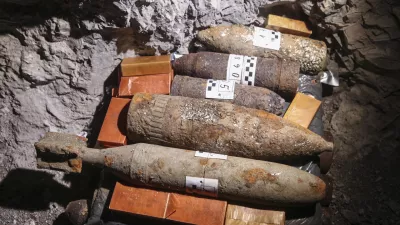 - mine - topovska granata - razstrelivo - neeksplodirana ubojna sredstva - - 12.12.2015 - iskalna akcija in uničenje neeksplodiranih ubojnih sredstev, Ren&scaron;ki vrh nad Novo Gorico  ///FOTO: Luka Cjuha. / Foto: Luka Cjuha