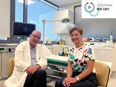 Specialist splo&scaron;ne in žilne kirurgije doc. dr. Mladen Gasparini je v pogovoru z moderatorko Vanjo Badovinac poudaril, da imajo pacienti z napredovalo obliko kronične venske bolezni povečano tveganje za nekatera druga obolenja arterijskega sistema, infarkte in celo skraj&scaron;ano življenjsko dobo. (Foto: Aetas)