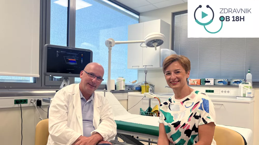 Specialist splo&scaron;ne in žilne kirurgije doc. dr. Mladen Gasparini je v pogovoru z moderatorko Vanjo Badovinac poudaril, da imajo pacienti z napredovalo obliko kronične venske bolezni povečano tveganje za nekatera druga obolenja arterijskega sistema, infarkte in celo skraj&scaron;ano življenjsko dobo. (Foto: Aetas)