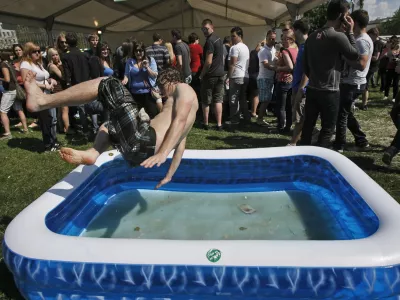 Polnjenje bazena lahko zelo povi&scaron;a račun za vodo