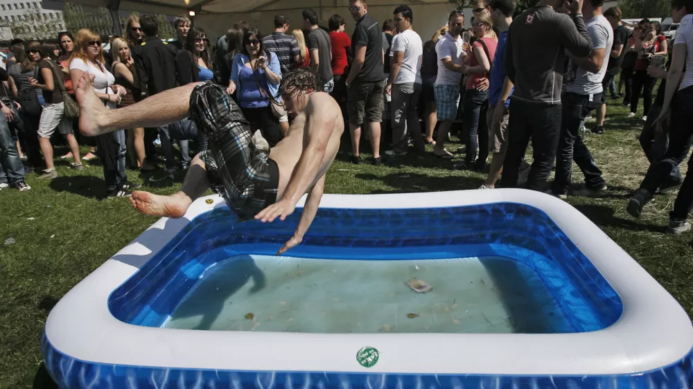 Polnjenje bazena lahko zelo povi&scaron;a račun za vodo