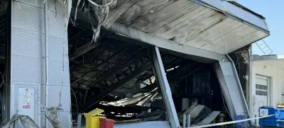 V podjetju naj bi ravno izdelovali novo plovilo, pogorelo je vse. Foto: bralec