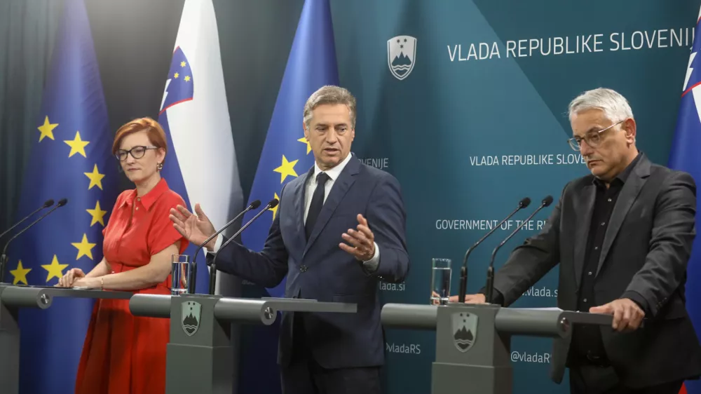 ministrica za kulturo dr. Asta Vrečko, predsednik vlade dr. Robert Golob, minister za gospodarstvo, turizem in &scaron;port Matjaž Han.28.05.2025 - Novinarska konferenca ob tretji obletnici dela aktualne vlade&nbsp;Foto: Luka Cjuha&nbsp;