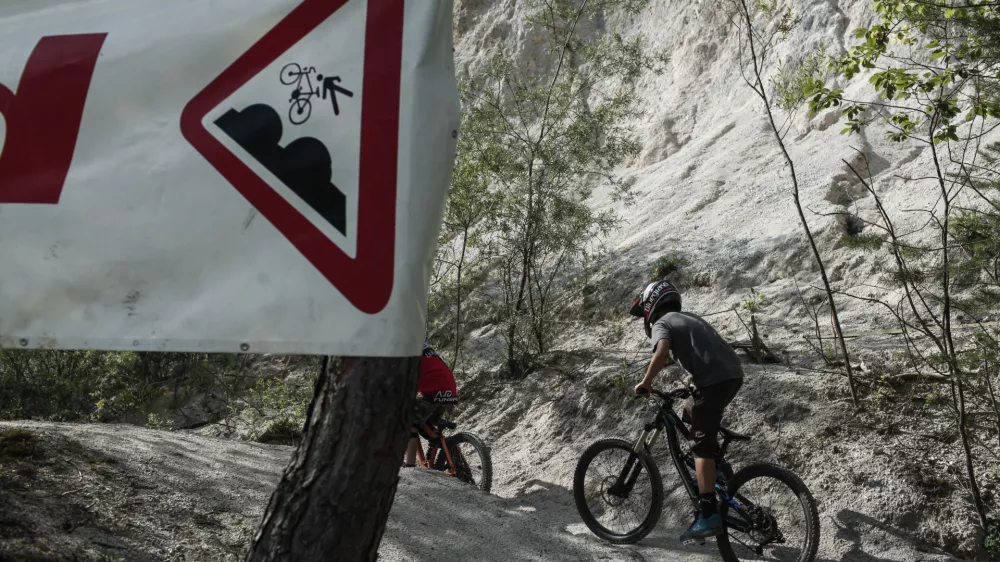 - 01.07.2015 - Bike park Ljubljana v nekdanjem kamnolomu ob Poduti?ki cesti v Ljubljani - spretnosti poligon, sestavljen iz zemeljskih in lesenih objektov - gorsko kolesarstvo   ///FOTO: Luka Cjuha.