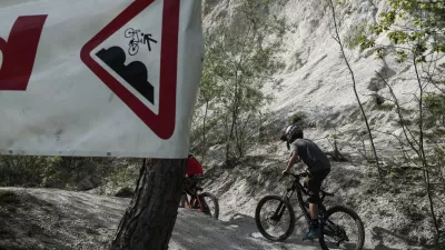 - 01.07.2015 - Bike park Ljubljana v nekdanjem kamnolomu ob Poduti?ki cesti v Ljubljani - spretnosti poligon, sestavljen iz zemeljskih in lesenih objektov - gorsko kolesarstvo   ///FOTO: Luka Cjuha.