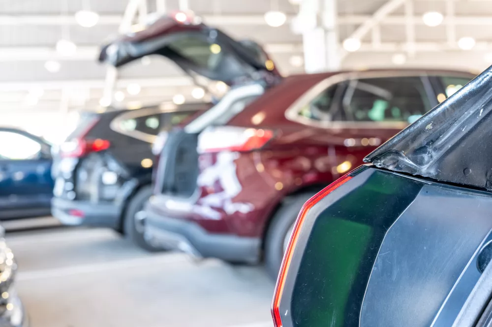 Open truck at a car rental return center where rows of vehicles are left with open backs as luggage is removed at the drop-off. High quality photo / Foto: Steven White