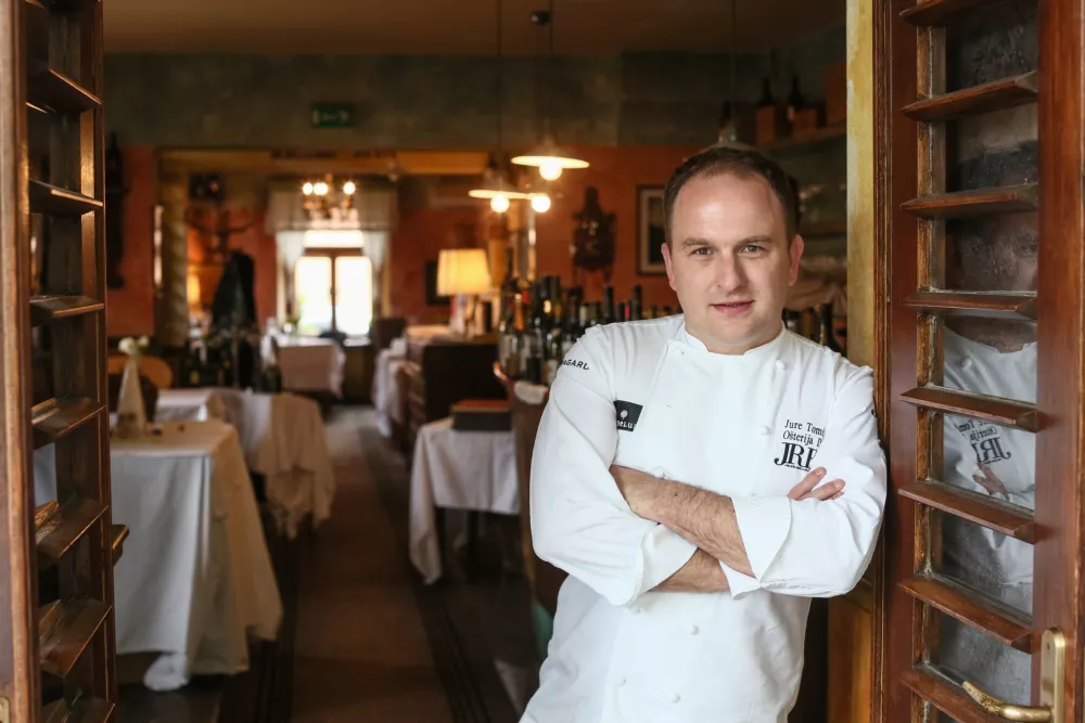 Jure Tomič, kuhar in sommelier - prejemnik nagrade organizacije JRE - Jeunes Restaurateurs d'Europe za najbolj&scaron;i servis - 17.05.2019 &ndash; Družinska restavracija O&scaron;terija Debeluh, gostilna &ndash; gosinsli lokal, Brežice  //FOTO: Luka Cjuha. / Foto: Luka Cjuha