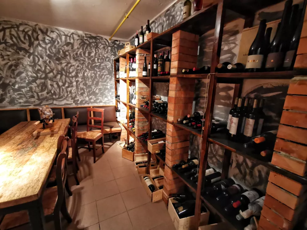 Gostilna Rakar (Trebnje)Ena prvih postojank dolenjskega novega vala. Pri hrani ne pretiravajo več z ustvarjalnostjo, ampak se približujejo vse popularnej&scaron;i kuhinji, ki temelji na sestavinah. Koketirajo z domačimi okusi in si pomagajo s pridelki sosedov ter sorodnikov v Istri. Pet jedi z dodatkom na začetku in na koncu nas je nazadnje stalo 42 evrov. Se pa &scaron;e vedno radi pohvalijo s slikovito vinsko kletjo, v kateri je marsikaj, tudi mnoga tuja vina, ki jih dobite le pri Rakarju. Če spijete preveč, so na voljo sobe po 70 evrov za dve osebi na noč. / Foto: Miha First