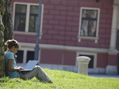 - ilustrativna fotografija - bogati - revni - Wireless - brezplačni dostop do interneta - računalni&scaron;tvo - prenosni računalnik - &scaron;olstvo//FOTO: Luka Cjuha