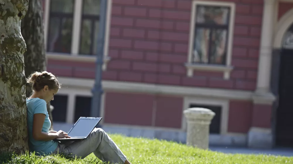 - ilustrativna fotografija - bogati - revni - Wireless - brezplačni dostop do interneta - računalni&scaron;tvo - prenosni računalnik - &scaron;olstvo//FOTO: Luka Cjuha