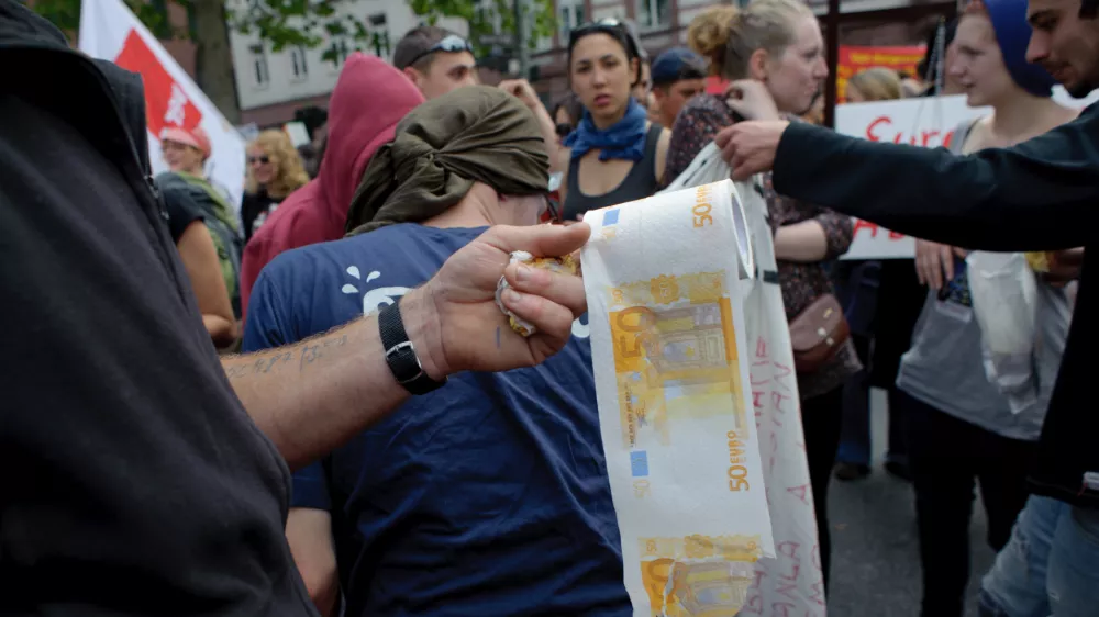 - ilustrativna fotografijaeuro, evro, devalvacija evra, toaletni papir, inflacija- mednarodni protesti proti varčevalnim ukrepom, "Blockupy Frankfurt"//FOTO: Tomaž Zajel&scaron;nik