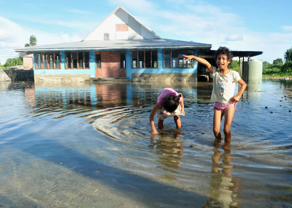 FUNAFUTI, Tuvalu - Children play at a plaza flooded with seawater in Funafuti, the capital of Tuvalu, on Jan. 30, 2014. (Kyodo)