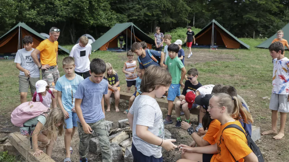 - 19.07.2023 &ndash; Ekolo&scaron;ka kmetija Godičevo na Blokah - &Scaron;ola preživetja v naravi Laris - poletni survival tabor za otroke - //FOTO: Jaka Gasar / Foto: Jaka Gasar