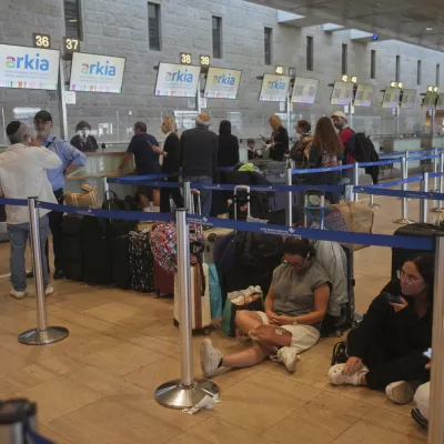 Travelers line up to check in for a flight following the announcement of a ceasefire between Israel and Iran, at Ben Gurion International Airport, near Tel Aviv, Israel, Wednesday, June 25, 2025. (AP Photo/Ohad Zwigenberg)