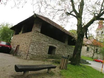 Sveti Urh, mežnarija na Urhu, med 2. svetovno vojno domobranska kasarna, zapor in mučilnica, cerkev, neznanci odstranili spominski plo&scaron;či, // Foto. Bojan Velikonja