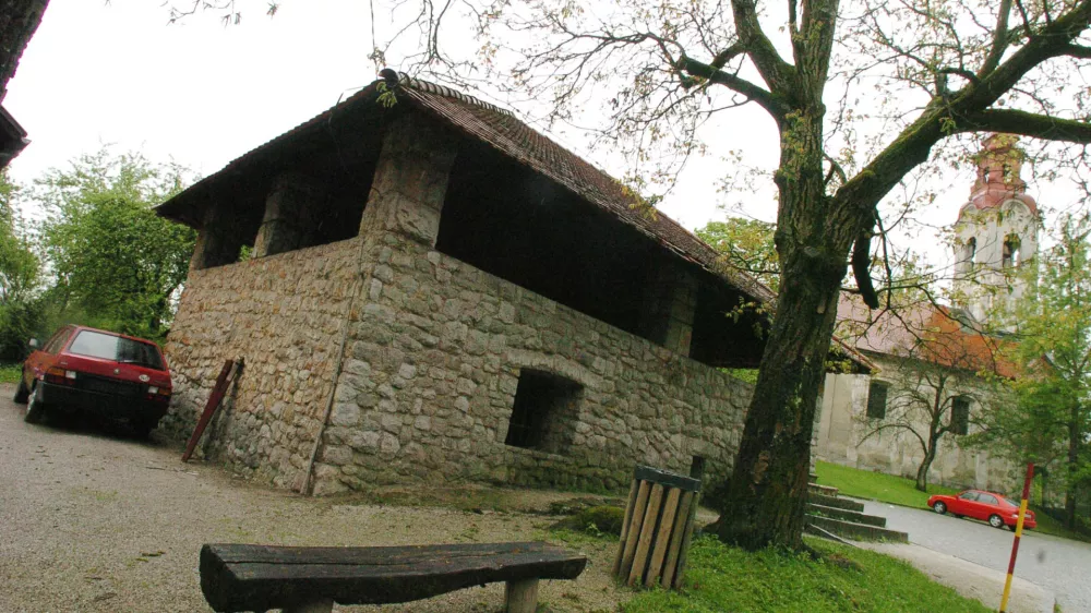 Sveti Urh, mežnarija na Urhu, med 2. svetovno vojno domobranska kasarna, zapor in mučilnica, cerkev, neznanci odstranili spominski plo&scaron;či, // Foto. Bojan Velikonja
