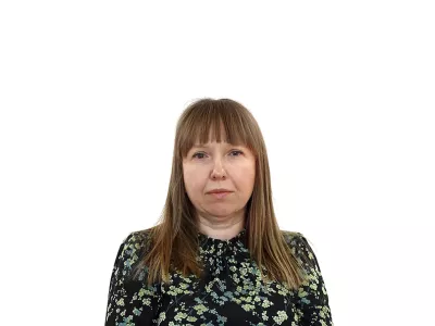 Nina KnavsZA ONLINE - Redakcija Dnevnik 2024 - portreti za komentarje in kolumne - kolumnisti - komentatorji &ndash; novinarji - portret //FOTO: Luka Cjuha / Foto: Luka Cjuha