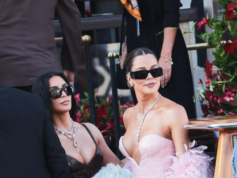 27 June 2025, Italy, Venice: US media personality Kim and Khloe Kardashian arrive at San Giorgio island ahead of the anticipated wedding celebrations of businessman Jeff Bezos and journalist Lauren Sanchez. Photo: Matteo Chinellato/IPA via ZUMA Press/dpa