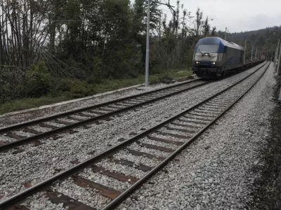 - podjetje Tegrad, gradnja železnic - železni&scaron;ki odsek med Postojno in Pivko - sanacija železni&scaron;ke infrastrukture - popravilo vozne mreže za napajanje električnih vlakov - železnice - železni&scaron;ka proga - Drugi Tir - simbolična fotografija- 01.10.2014 - odpravljanje posledic po ledeni ujmi - sanacija po žledolomu - žledolom - ledena ujma -  ///FOTO: Luka CjuhaOPOMBA: ZA OBJAVO V PRILOGI &ndash; DNEVNIKOV OBJEKTIV - REPORTAŽA 2014.