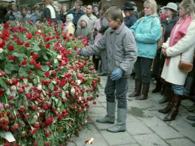 Naslednje dni so v spomin mnogi prinesli cvetje. / Foto: Holger Ellgaard/wikipedia/cc
