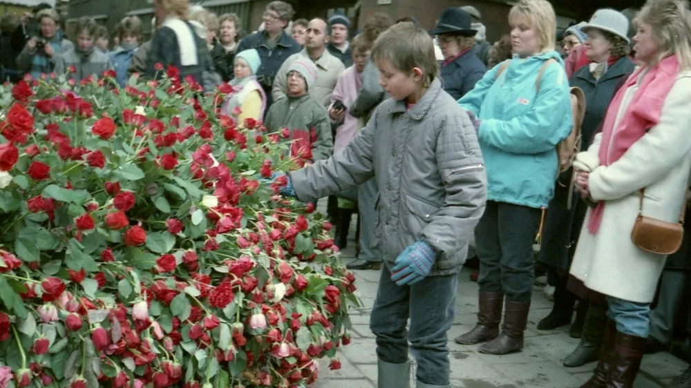 Naslednje dni so v spomin mnogi prinesli cvetje. / Foto: Holger Ellgaard/wikipedia/cc