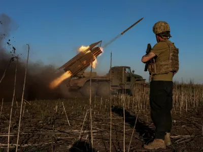 Ukrainian service members of the 25th Sicheslav Airborne Brigade fire a BM-21 Grad multiple rocket launch system towards Russian troops near the frontline town of Pokrovsk, amid Russia's attack on Ukraine, in Donetsk region, Ukraine April 19, 2025. REUTERS/Anatolii Stepanov   TPX IMAGES OF THE DAY
